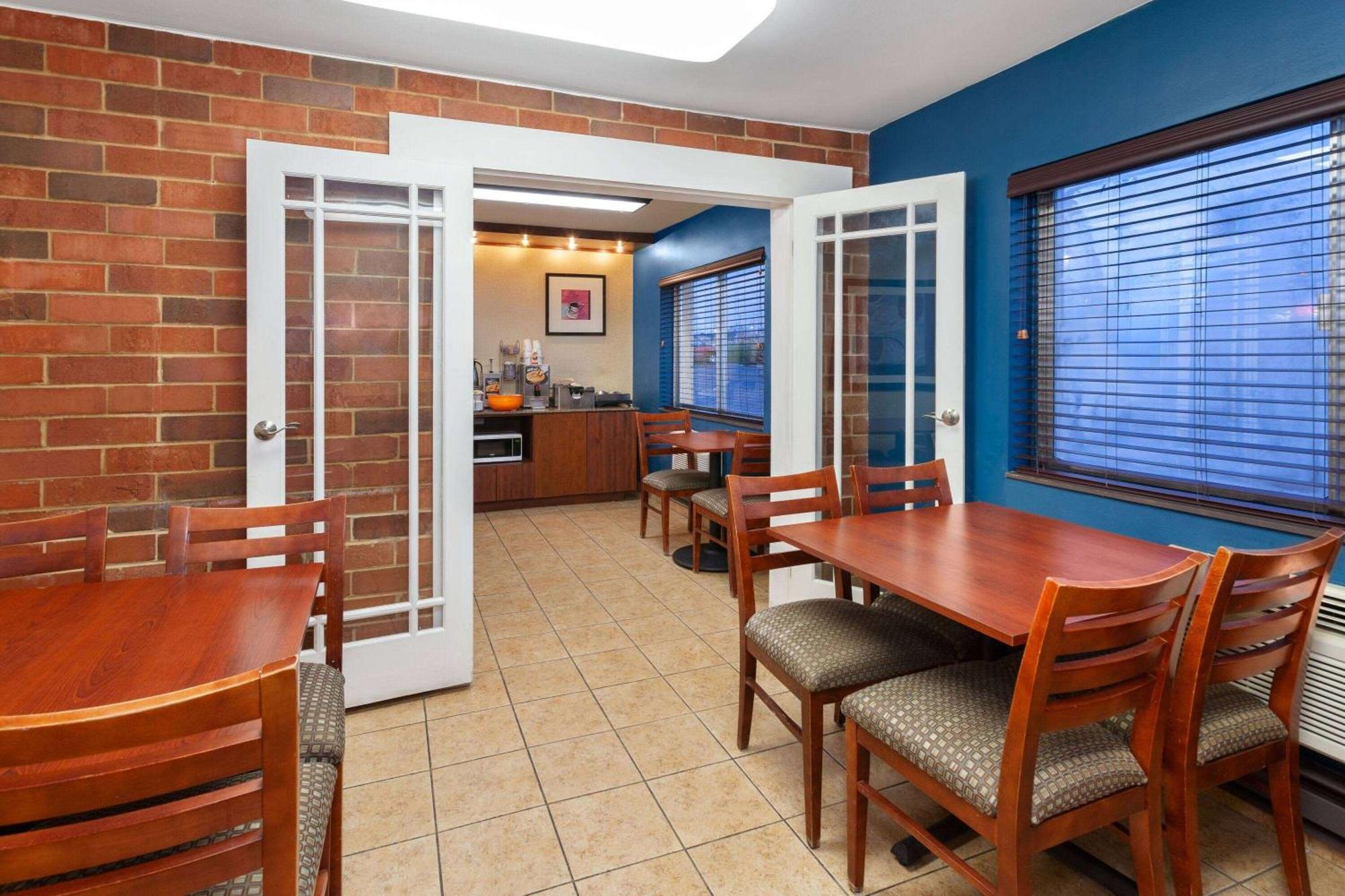 Days Inn By Wyndham Rockford I-90 Casino District Ngoại thất bức ảnh